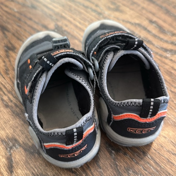 Keen sneakers size 8 little kid - Picture 2 of 3